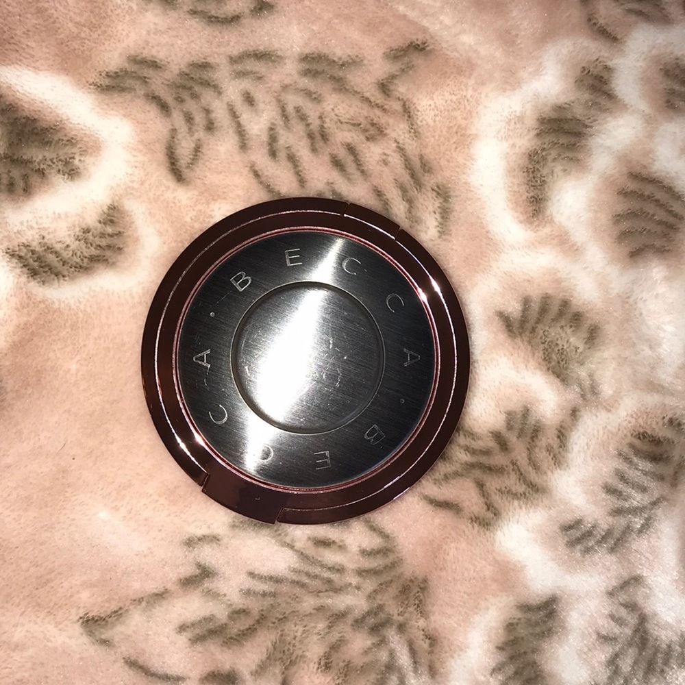 Becca Rose Quartz shimmering skin